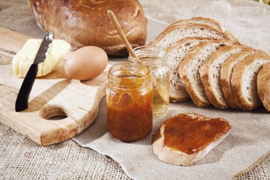 Ekmek, tereyağı, bal, reçel ve yumurta ile kahvaltı.