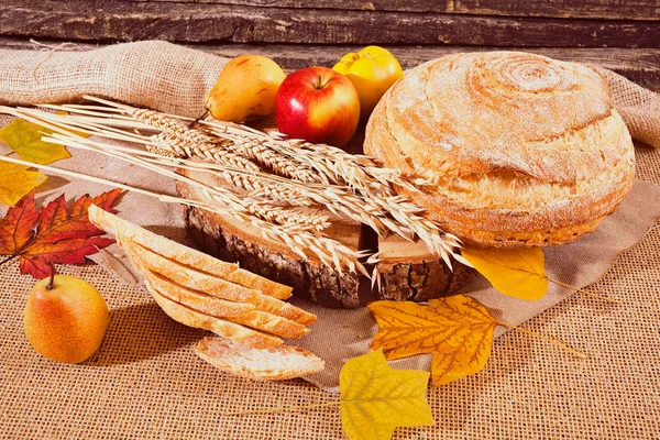 Keten arka planda ekmek, mısır gevreği ve meyveli süsleme