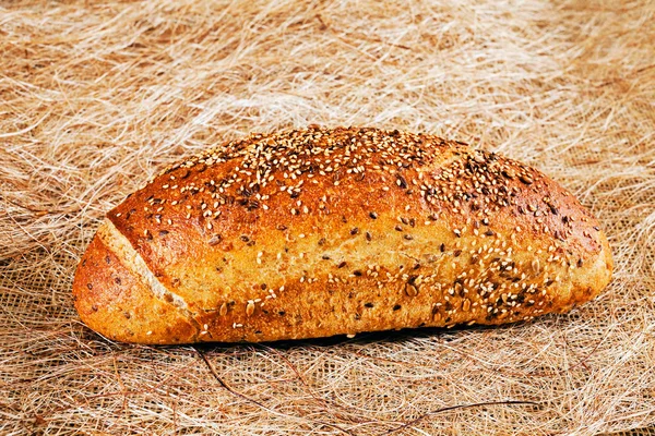 Keten Kumaş Üzerinde Tohumlu Çavdar Ekmeği — Stok fotoğraf