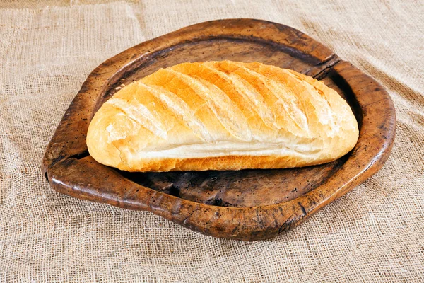 Laib Brot Auf Einem Alten Holzbrett — Stockfoto