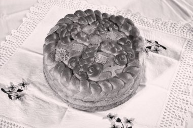 Dantel kumaşın üzerinde geleneksel Ortodoks pastası