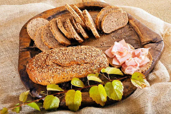 Integraal Brood Houten Plank Met Ham Groene Tak Ondiepe Velddiepte — Stockfoto