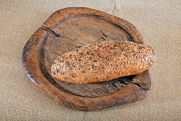 Brot Mit Samen Auf Dem Holzbrett — Stockfoto