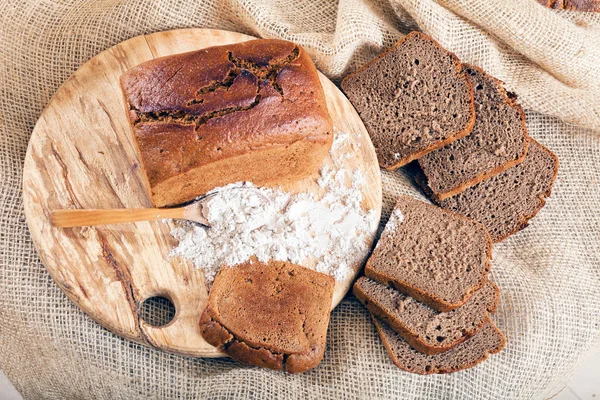 Stukken Zwart Brood Een Ronde Houten Plank — Stockfoto