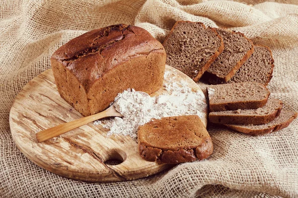 Schwarzbrot Auf Einem Runden Holzbrett — Stockfoto