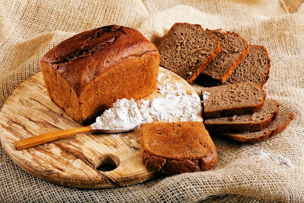 Stukken Zwart Brood Een Ronde Houten Plank — Stockfoto