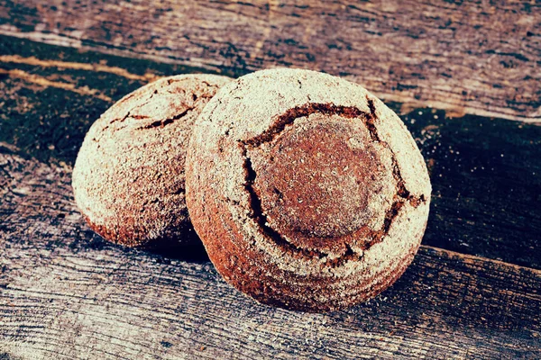 Pão Centeio Redondo Uma Tábua Madeira — Fotografia de Stock