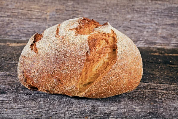 Rundes Hausgemachtes Brot Auf Einem Holzbrett — Stockfoto