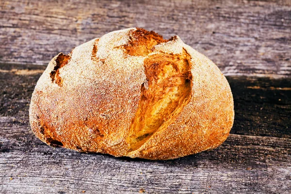 Rundes Hausgemachtes Brot Auf Einem Holzbrett — Stockfoto