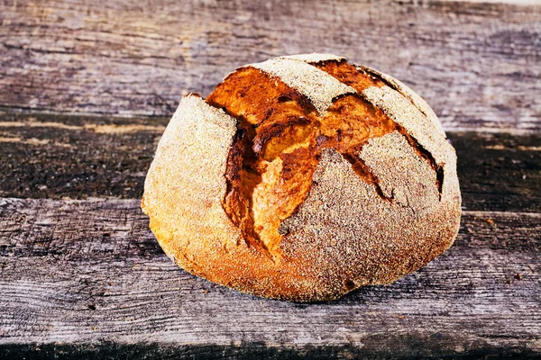 Rundes Hausgemachtes Brot Auf Einem Holzbrett — Stockfoto