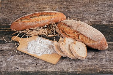 Çavdar ekmeği, kurutulmuş otlar ve un ile ahşap bir tabanda süsleme