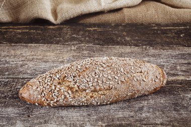 Tahtadaki çavdar ekmeği.