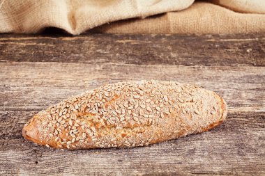 Tahtadaki çavdar ekmeği.