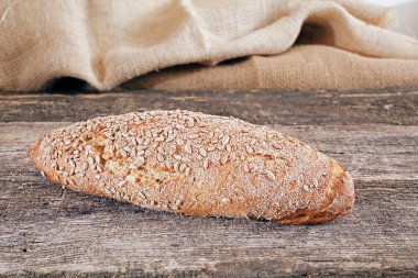 Tahtadaki çavdar ekmeği.