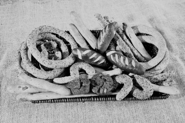 Hasır sepette çeşitli hamur işleri 