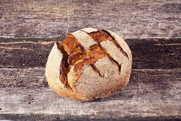 Rundes Hausgemachtes Brot Auf Einem Holzbrett — Stockfoto
