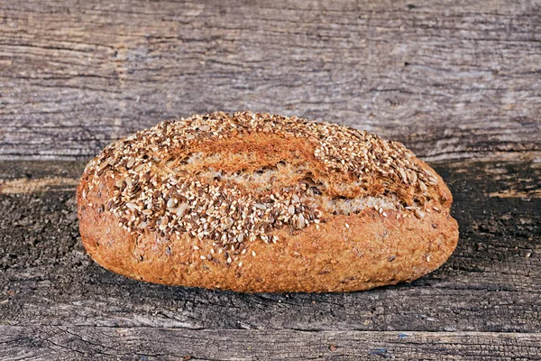 Pão Com Sementes Tábua Madeira — Fotografia de Stock
