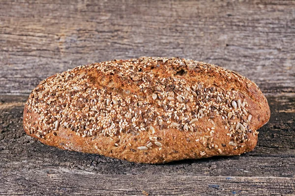 Brot Mit Samen Auf Dem Holzbrett — Stockfoto