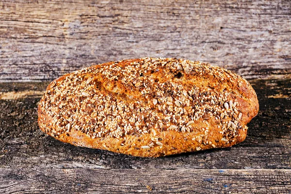 Brot Mit Samen Auf Dem Holzbrett — Stockfoto