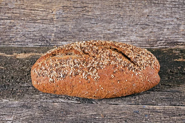 Brot Mit Samen Auf Dem Holzbrett — Stockfoto