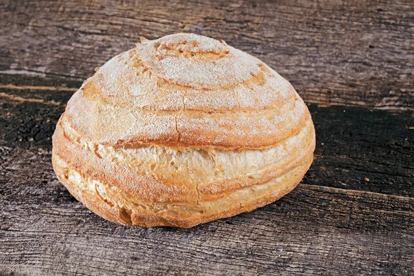 Pain Maison Rond Fraîchement Cuit Sur Une Planche Bois — Photo