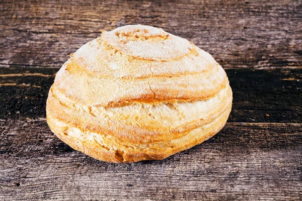 Frisch Gebackenes Rundes Hausgemachtes Brot Auf Einem Holzbrett — Stockfoto