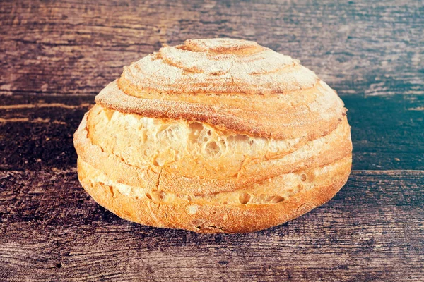 Pane Fatto Casa Rotondo Appena Sfornato Una Tavola Legno — Foto Stock