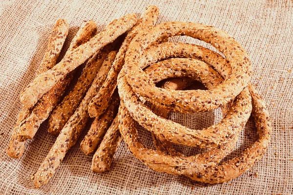 Bagels Palitos Con Semillas Para Desayuno Sobre Fondo Lino —  Fotos de Stock