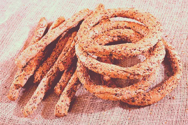 Bagels Palitos Con Semillas Para Desayuno Sobre Fondo Lino —  Fotos de Stock