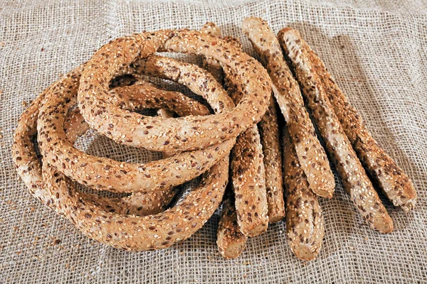 Bagels Palitos Con Semillas Para Desayuno Sobre Fondo Lino —  Fotos de Stock