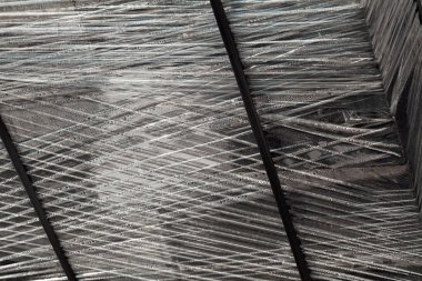 Tahta palette folyoya sarılı karmaşık granit levhalar, sığ alan derinliğine dikkat edin.