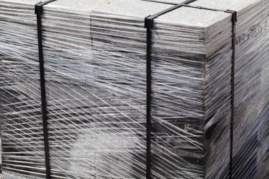 Tahta palette folyoya sarılı karmaşık granit levhalar, sığ alan derinliğine dikkat edin.