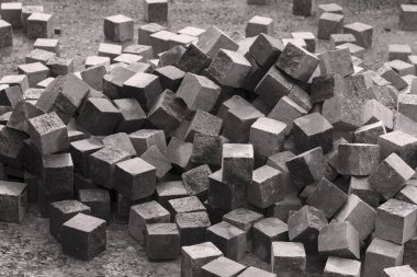 Yığının içindeki granit küpler, alanın derinliğine dikkat edin.