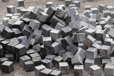 Yığının içindeki granit küpler, alanın derinliğine dikkat edin.