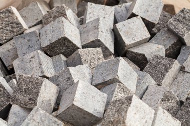 Yığının içindeki granit küpler, alanın derinliğine dikkat edin.