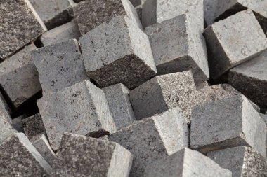 Yığının içindeki granit küpler, alanın derinliğine dikkat edin.