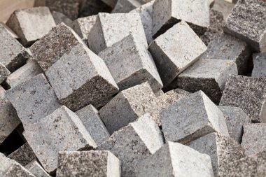 Yığının içindeki granit küpler, alanın derinliğine dikkat edin.