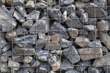 Tel örgülerin arkasındaki büyük taşlar, derin alan derinliğine dikkat edin.