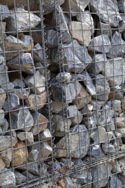 Tel örgülerin arkasındaki büyük taşlar, derin alan derinliğine dikkat edin.