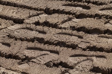 İnşaat alanının yakınındaki kumda ayak izleri, yüzeysel alan derinliğine dikkat edin.