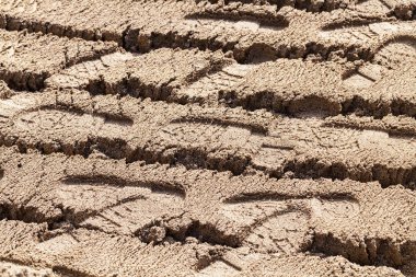 İnşaat alanının yakınındaki kumda ayak izleri, yüzeysel alan derinliğine dikkat edin.