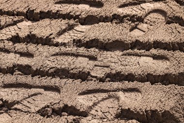 İnşaat alanının yakınındaki kumda ayak izleri, yüzeysel alan derinliğine dikkat edin.