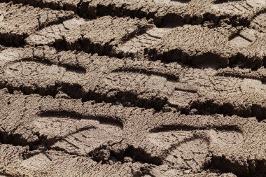 İnşaat alanının yakınındaki kumda ayak izleri, yüzeysel alan derinliğine dikkat edin.