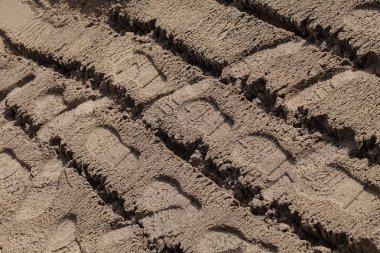 İnşaat alanının yakınındaki kumda ayak izleri, yüzeysel alan derinliğine dikkat edin.