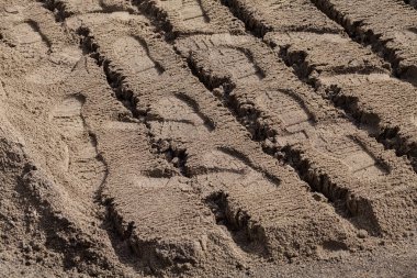 İnşaat alanının yakınındaki kumda ayak izleri, yüzeysel alan derinliğine dikkat edin.