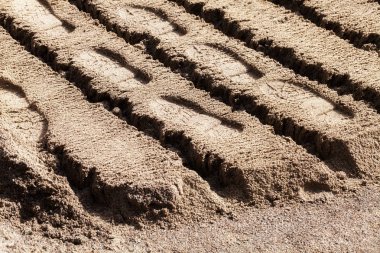 İnşaat alanının yakınındaki kumda ayak izleri, yüzeysel alan derinliğine dikkat edin.