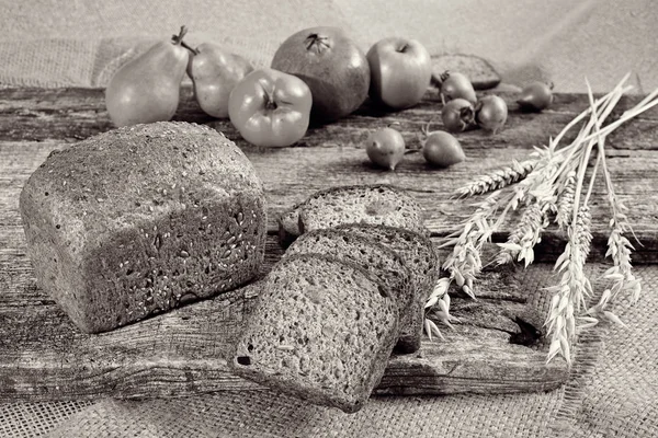 Roggenbrot Mit Samen Auf Einem Holzbrett Mit Mispel Und Früchten — Stockfoto