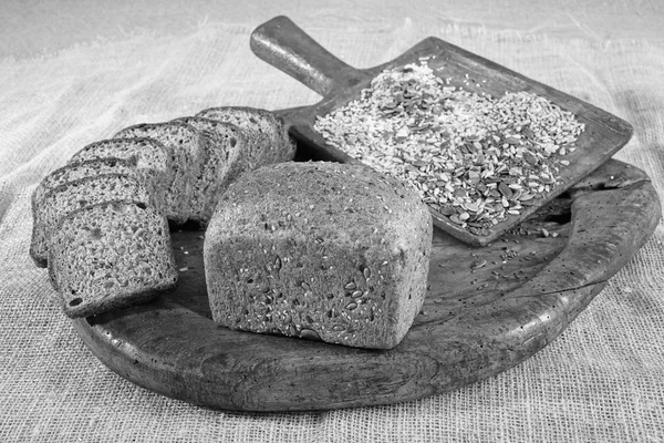 Roggenbrot Mit Samen Auf Einem Holzteller — Stockfoto