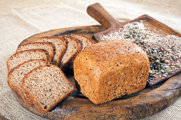 Roggebrood Met Zaden Een Houten Bord — Stockfoto