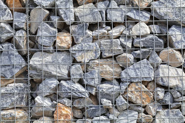 Tel örgülerin arkasındaki büyük taşlar, derin alan derinliğine dikkat edin.